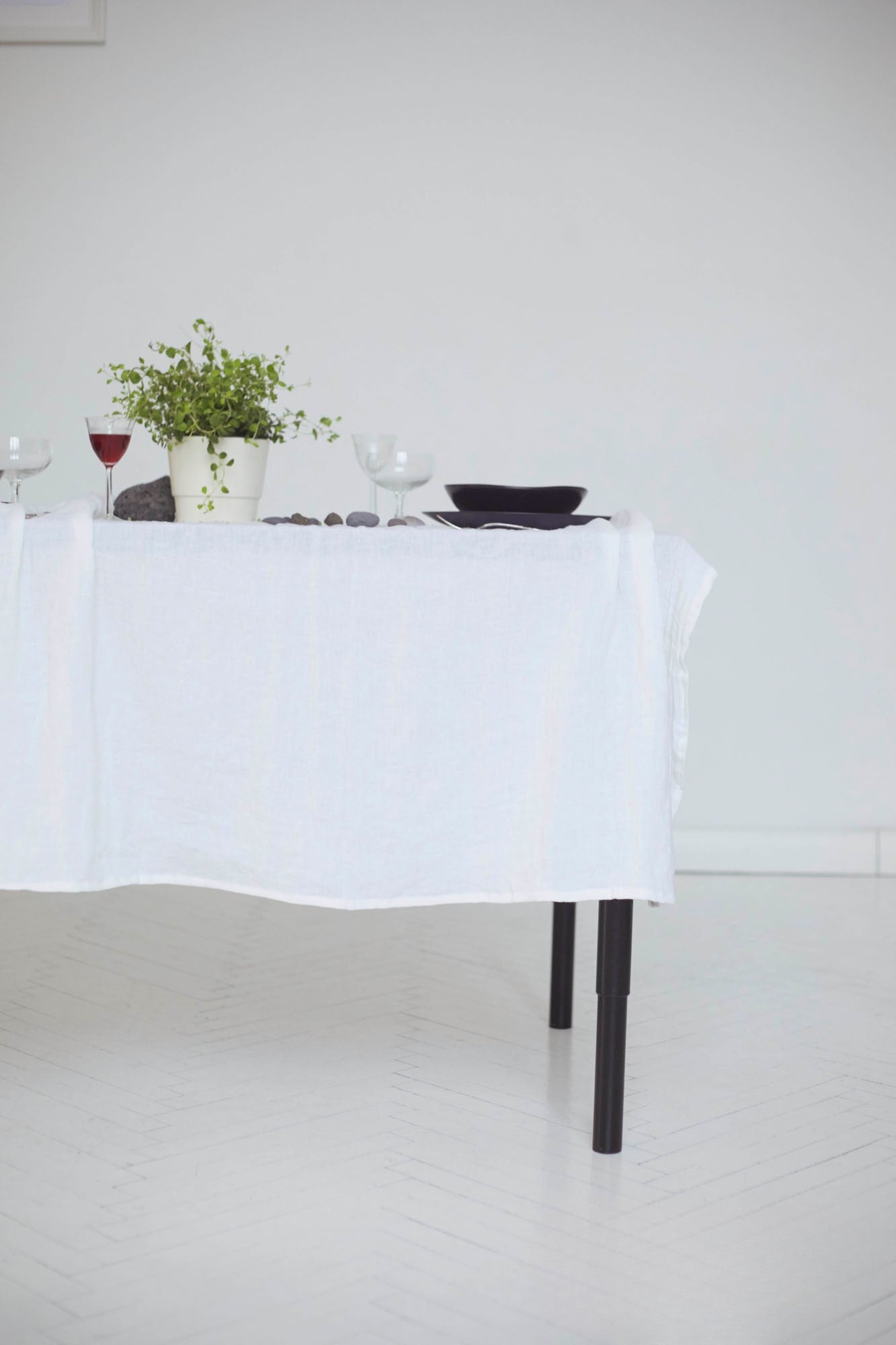 Weisse Dame Leinentischdecke in Cremeweiss – schlichte Eleganz