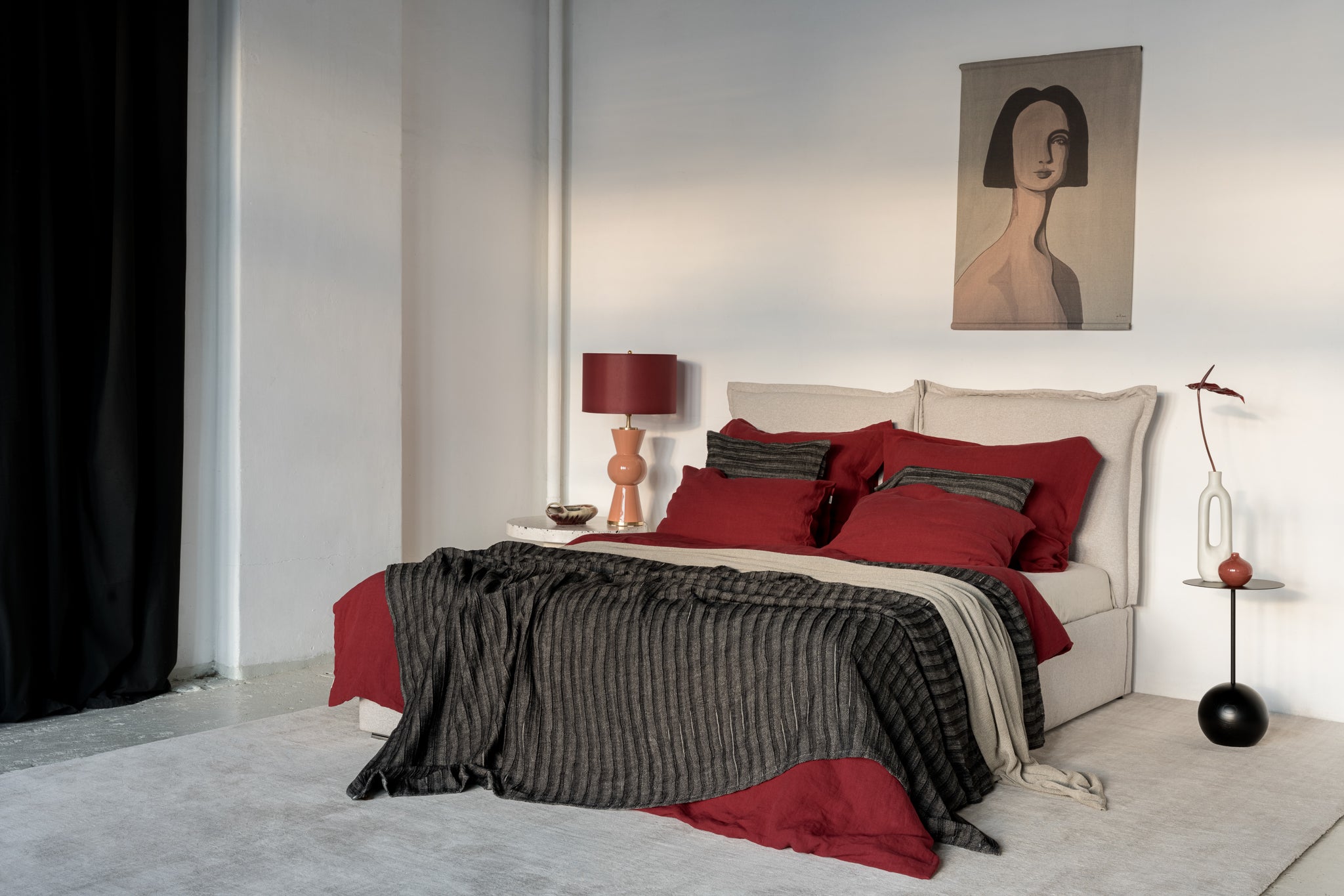 Karminrote Leinen Bettwaesche auf Doppelbett, komplette Schlafzimmeransicht