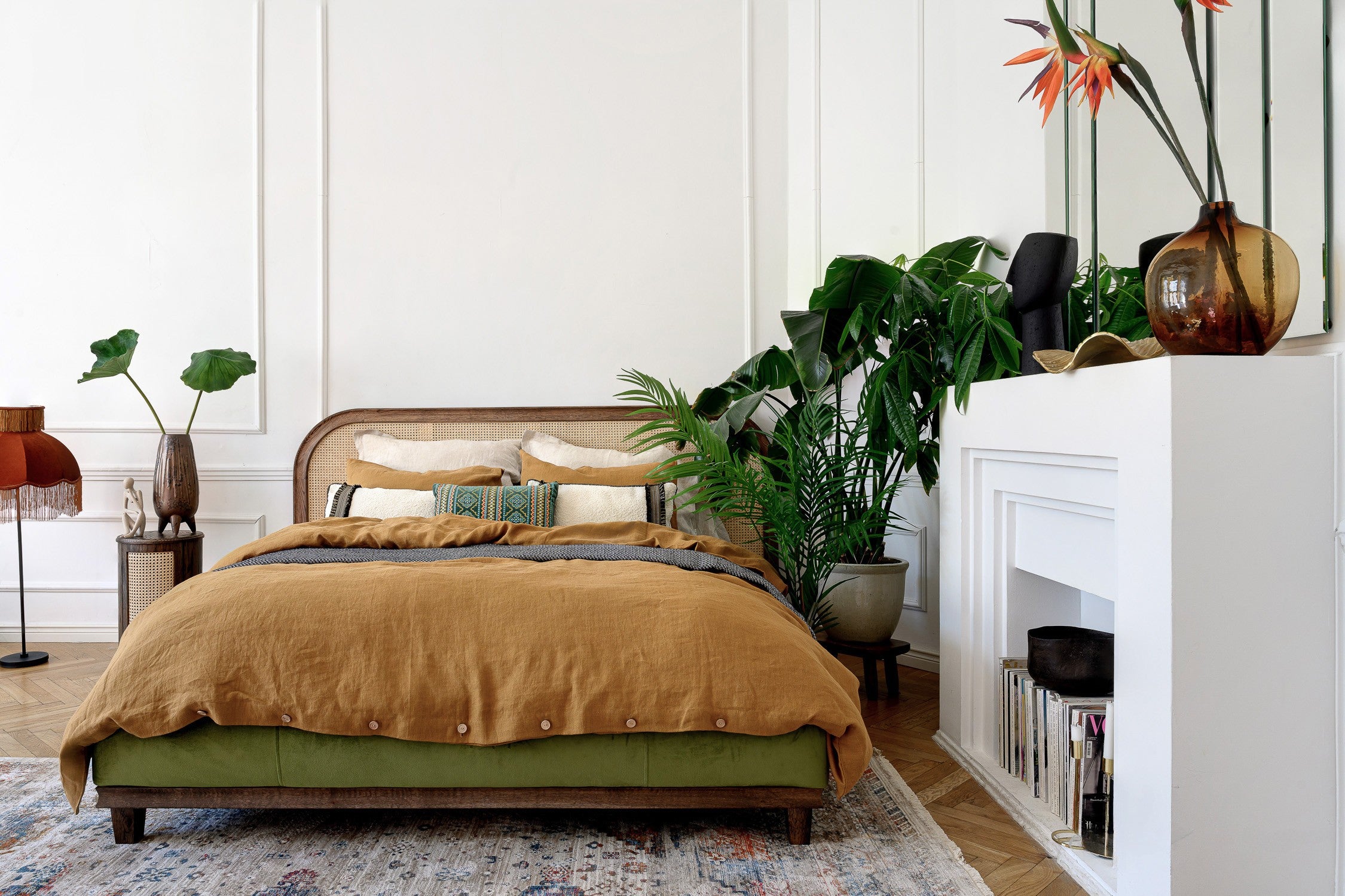 Senfgold Leinenbettwäsche – stilvolle Schlafzimmer-Deko mit Pflanzen