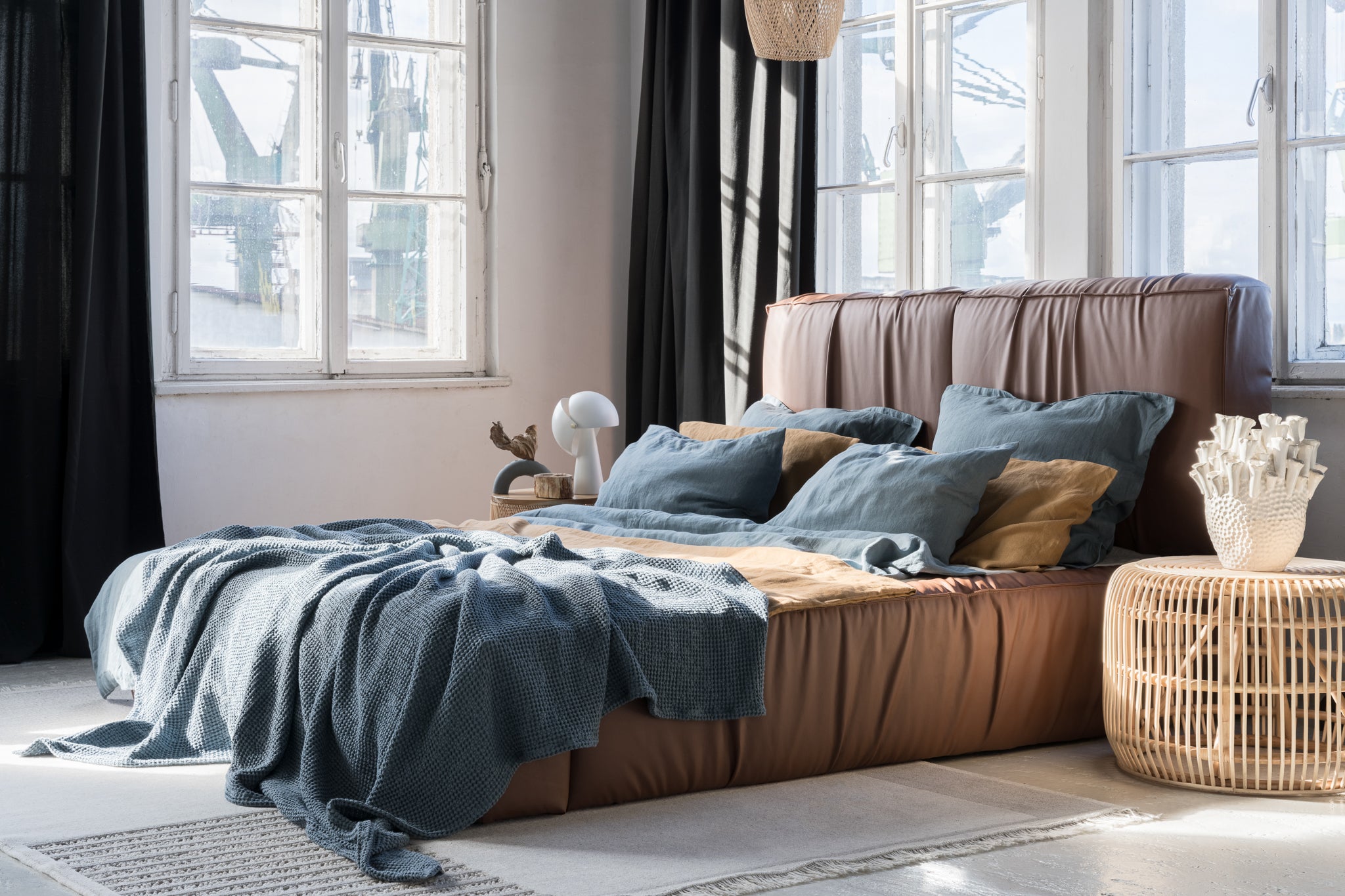 Tagesdecke Rauchblau locker ueber Holzbank gelegt