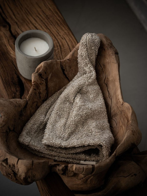 Sauna Hut aus Leinen und Bambus in Hellgrau, elegante Detailaufnahme