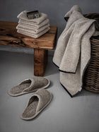 Badeslipper aus Leinen mit Handtuechern, Setaufnahme