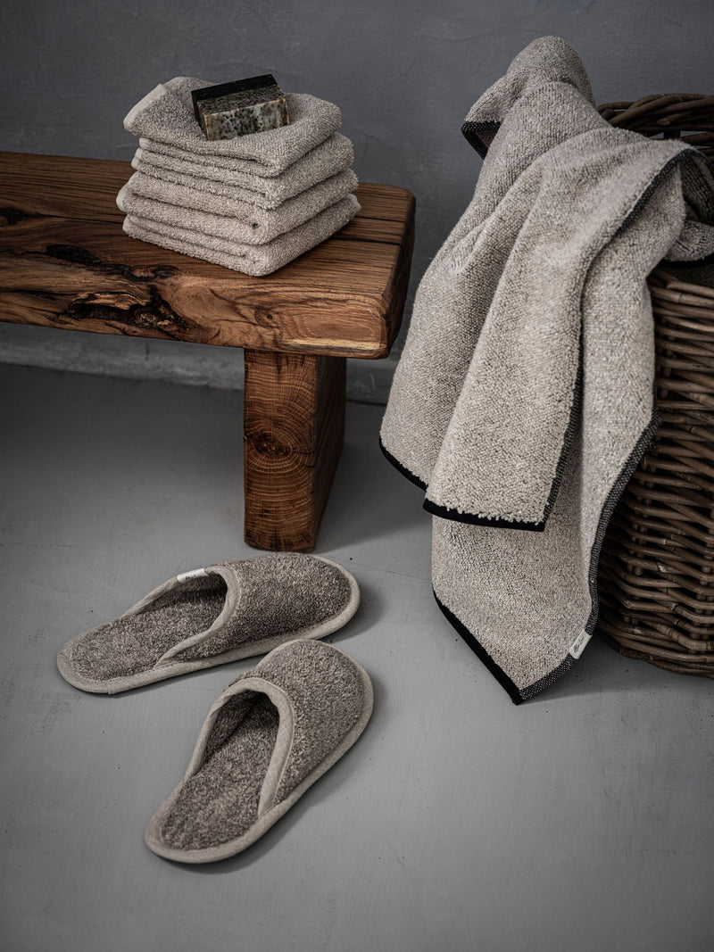 Badeslipper aus Leinen mit Handtuechern, Setaufnahme