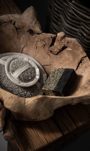 Wiederverwendbare Kosmetikpads aus Leinen, Detailaufnahme im Korb