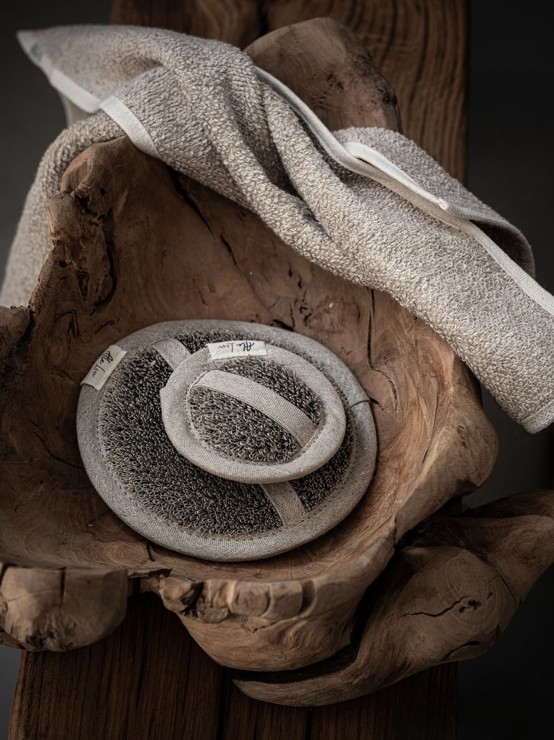 Kosmetikpads aus reinem Leinen, Set auf Holzuntergrund