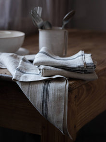 Detailaufnahme vom Leinen Küchentuch mit Streifen – langlebig und saugfähig