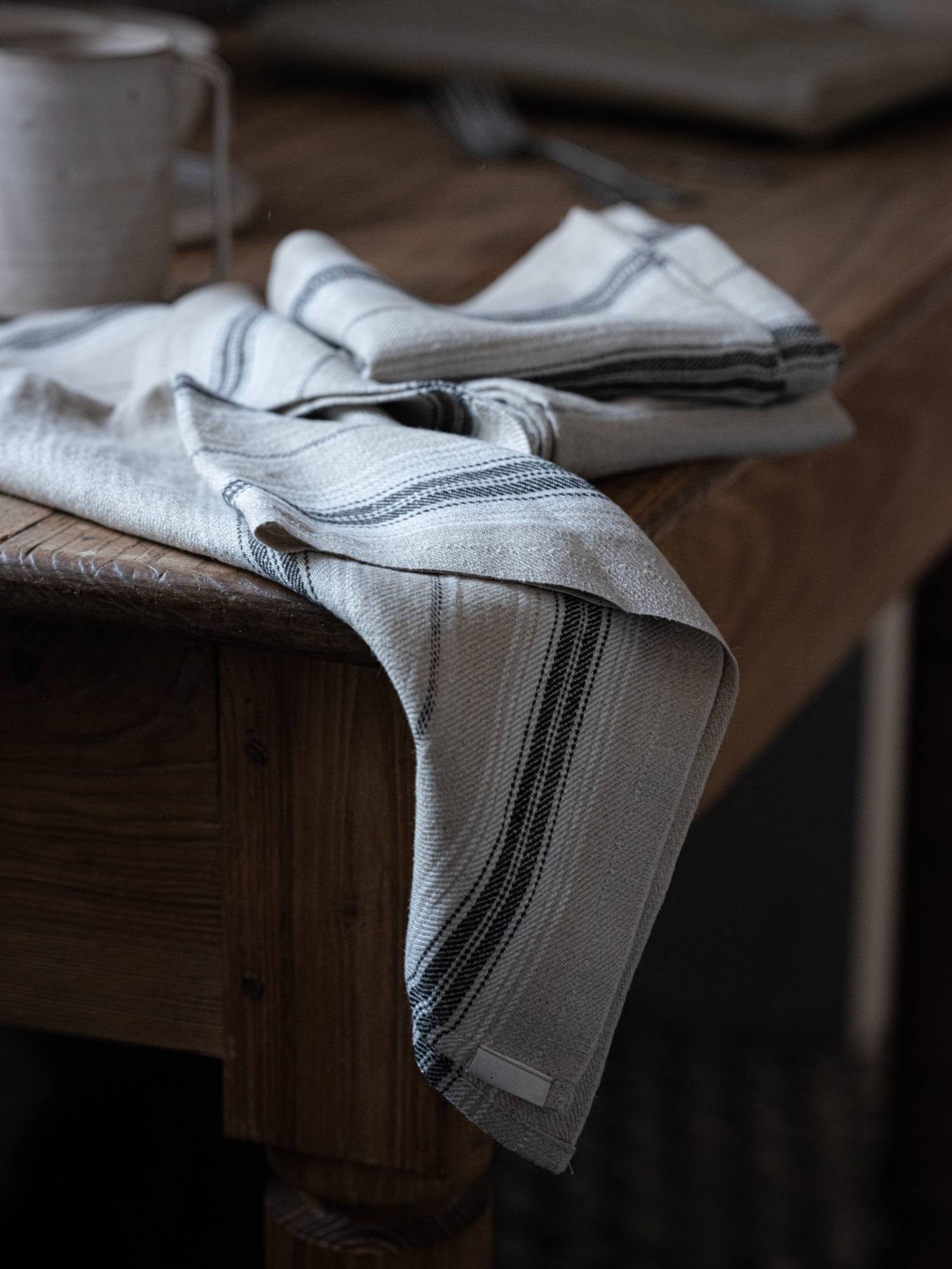 Küchentuch aus Leinen auf Holztisch – klassisches Design für jede Küche