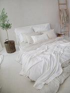 Leinen Bettwaesche Beige Weiss, Nahaufnahme vom Bett mit Kissen