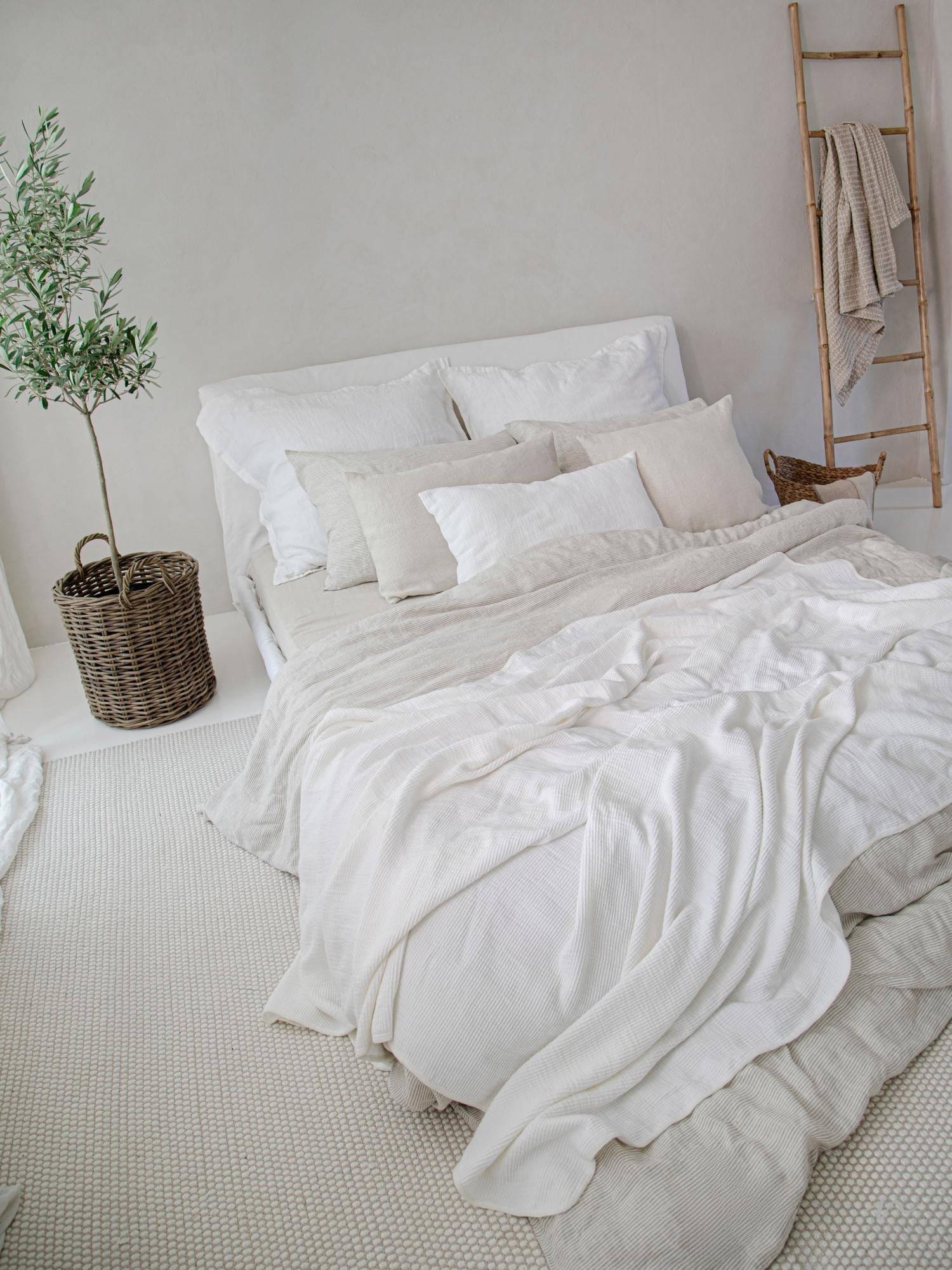 Leinen Bettwaesche Beige Weiss, Nahaufnahme vom Bett mit Kissen