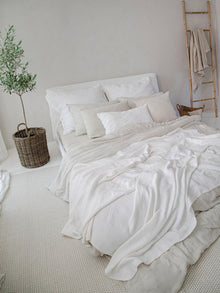 Leinen Bettwaesche Beige Weiss, Nahaufnahme vom Bett mit Kissen