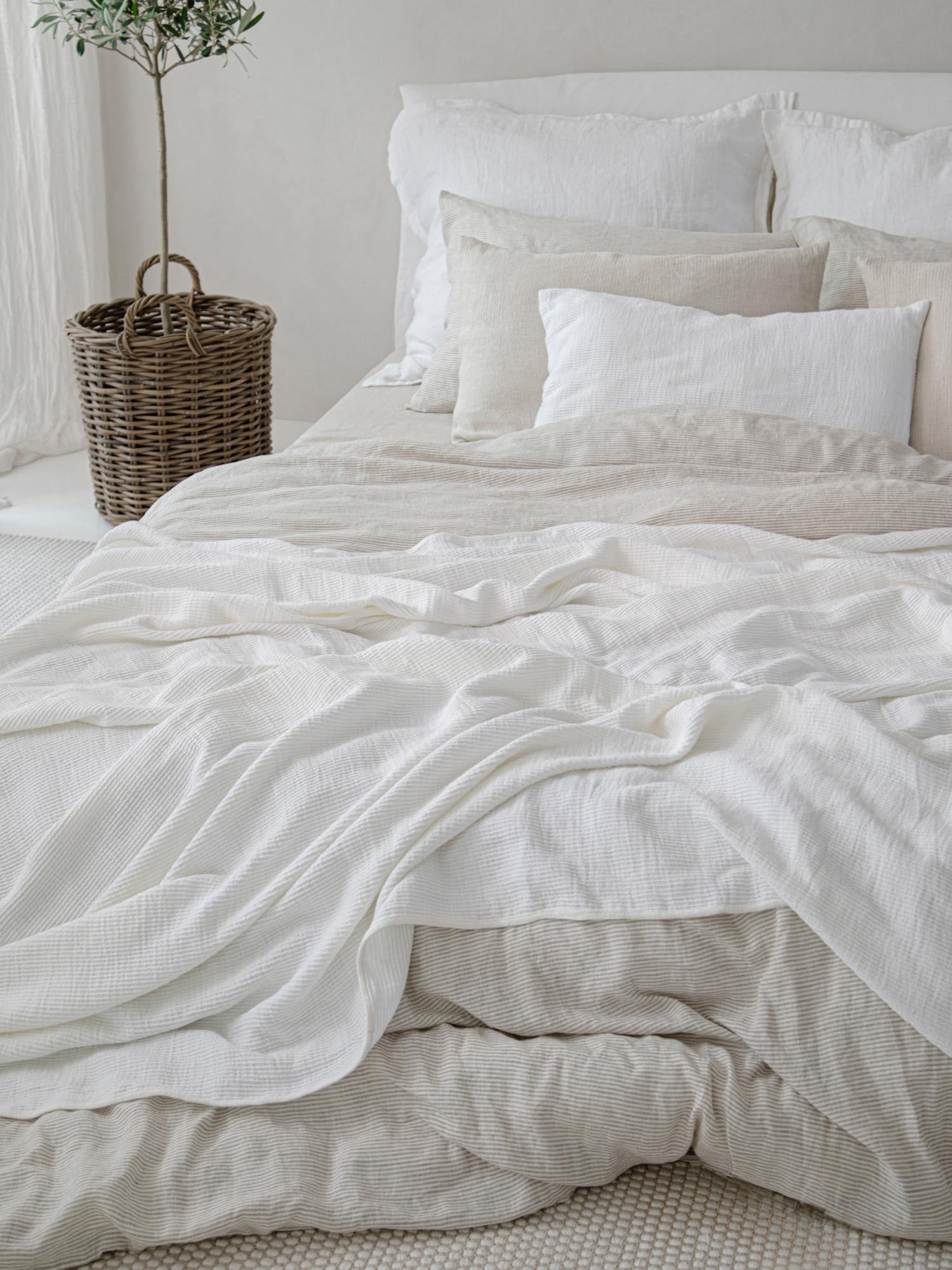 Leinen Bettwaesche Set Beige Weiss auf Bett, komplette Schlafzimmeransicht