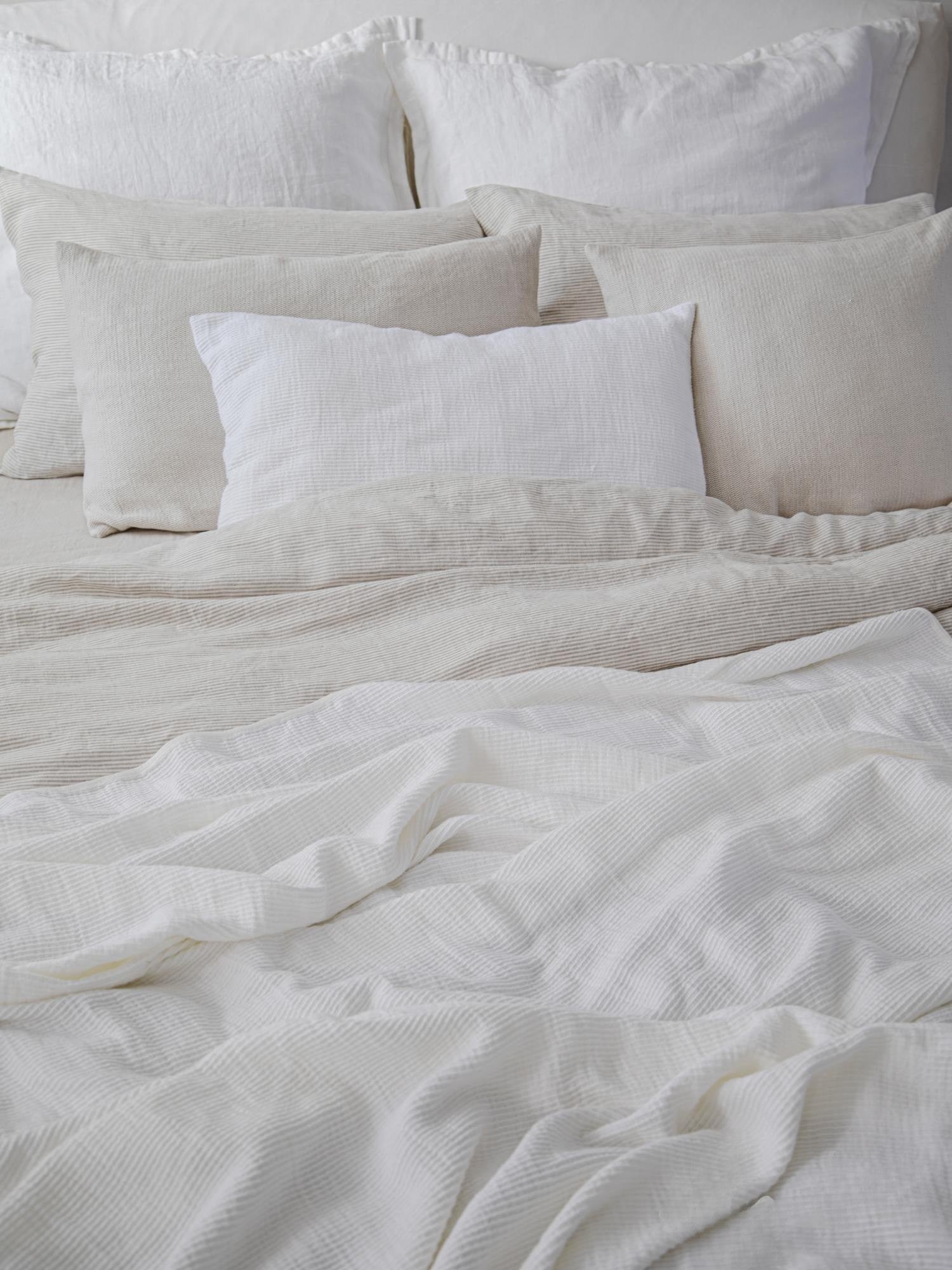 Kissenbezug aus Leinen in Beige und Weiss, Detailansicht