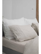 Leinen Kissen Beige Weiss auf Sofa, weiche natuerliche Optik