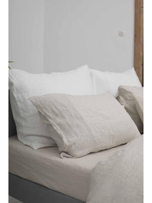 Leinen Kissen Beige Weiss auf Sofa, weiche natuerliche Optik