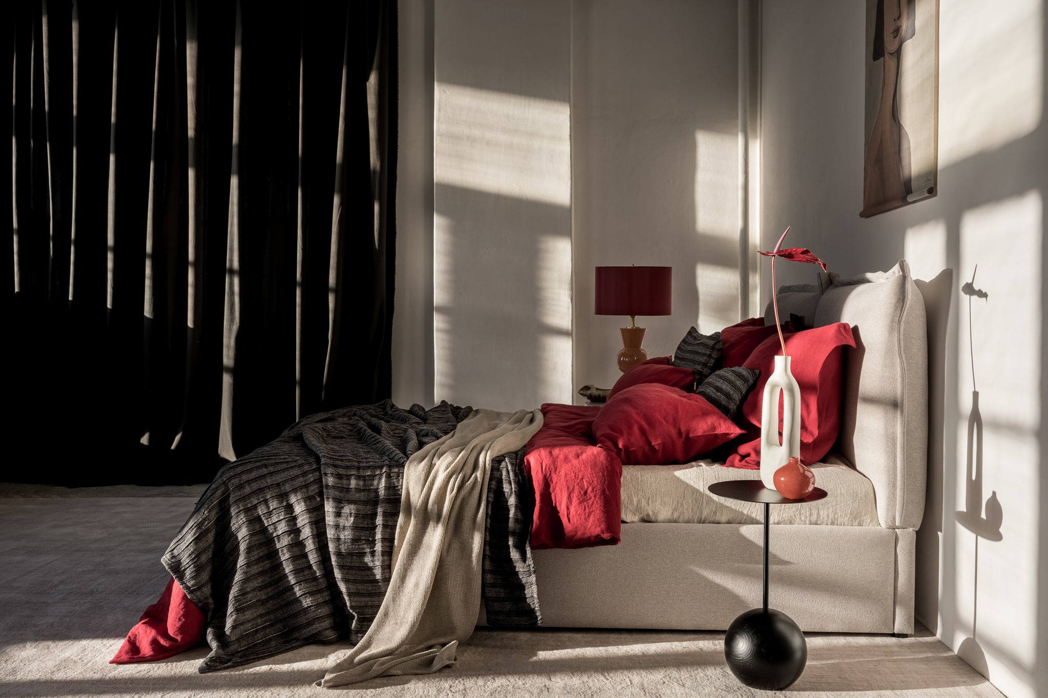 Karminrote Leinen Bettwaesche, Nahaufnahme von Bett und Kissen