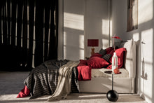 Karminrote Leinen Bettwaesche, Nahaufnahme von Bett und Kissen