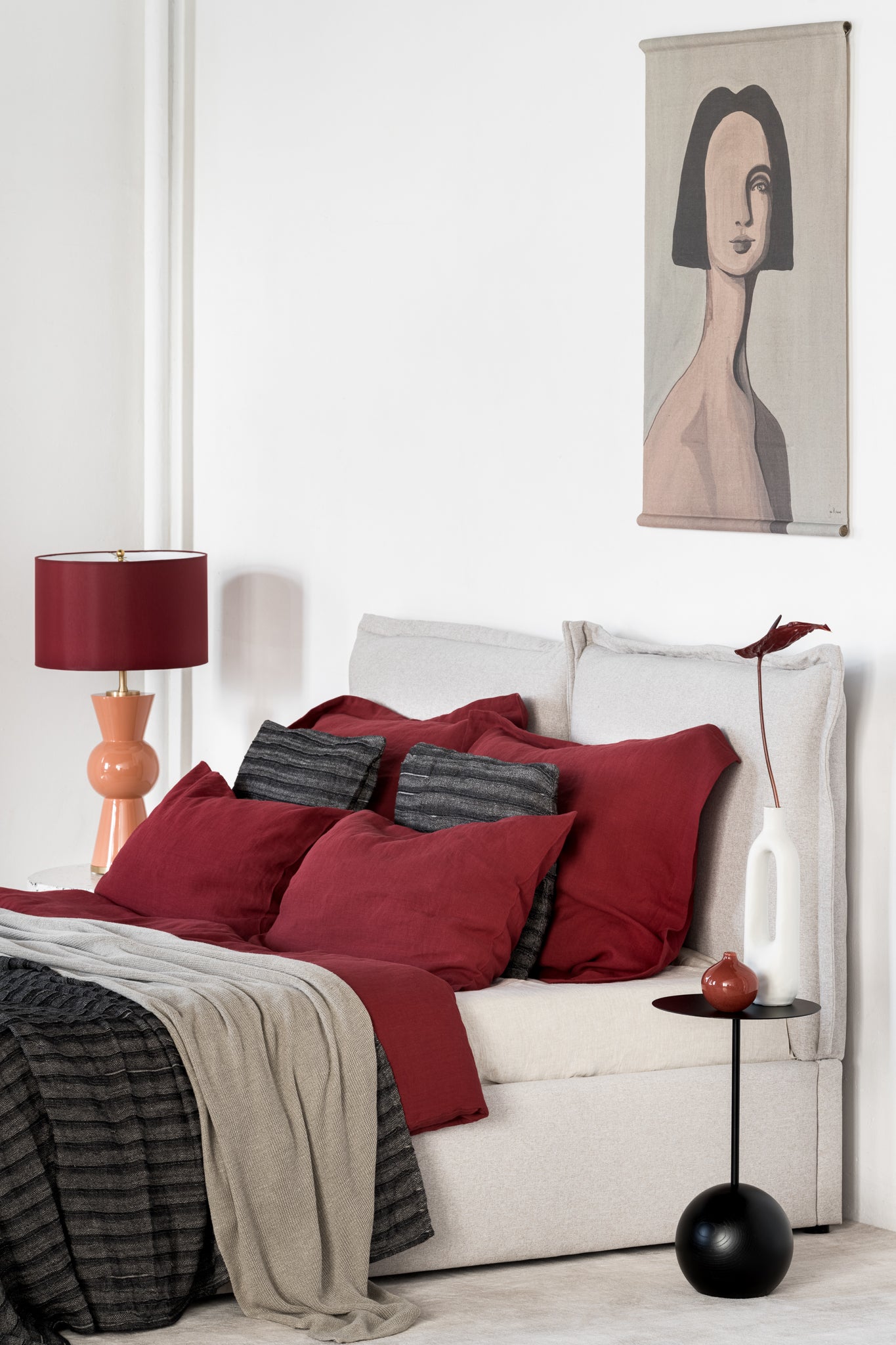 Karminrote Leinen Bettwaesche, seitliche Ansicht des Bettes im Schlafzimmer