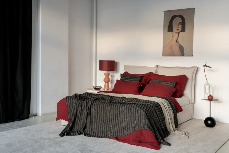 Karminrote Leinen Bettwaesche auf Doppelbett, komplette Schlafzimmeransicht