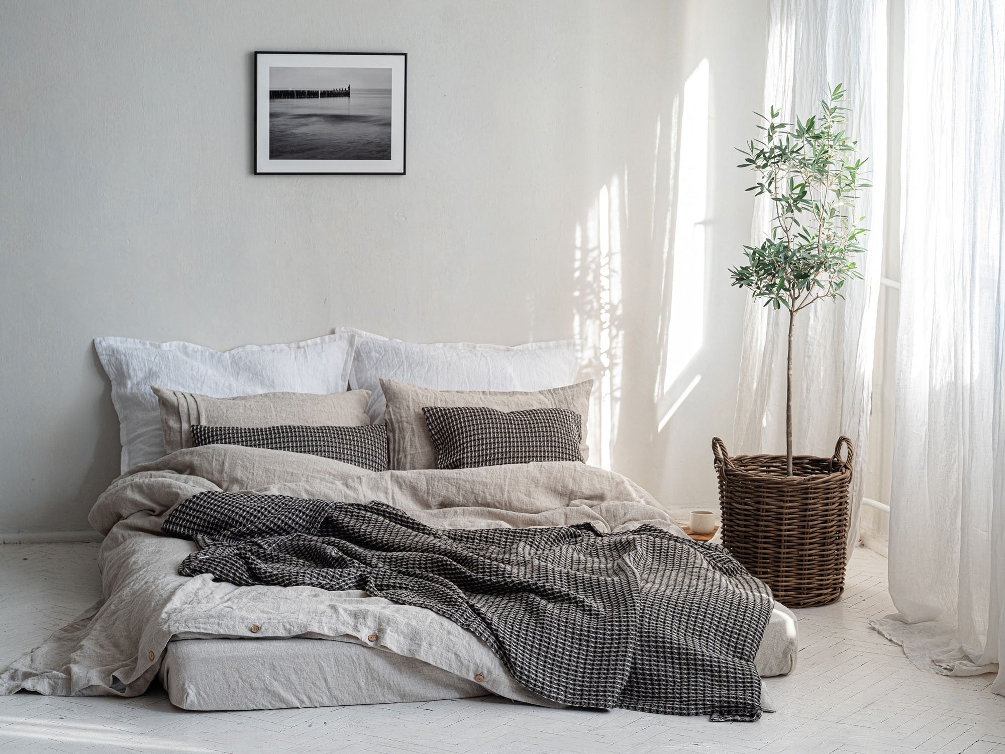 Naturfarbene Leinen Bettwaesche, komplette Schlafzimmeransicht