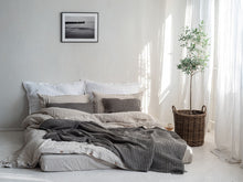 Naturfarbene Leinen Bettwaesche, komplette Schlafzimmeransicht