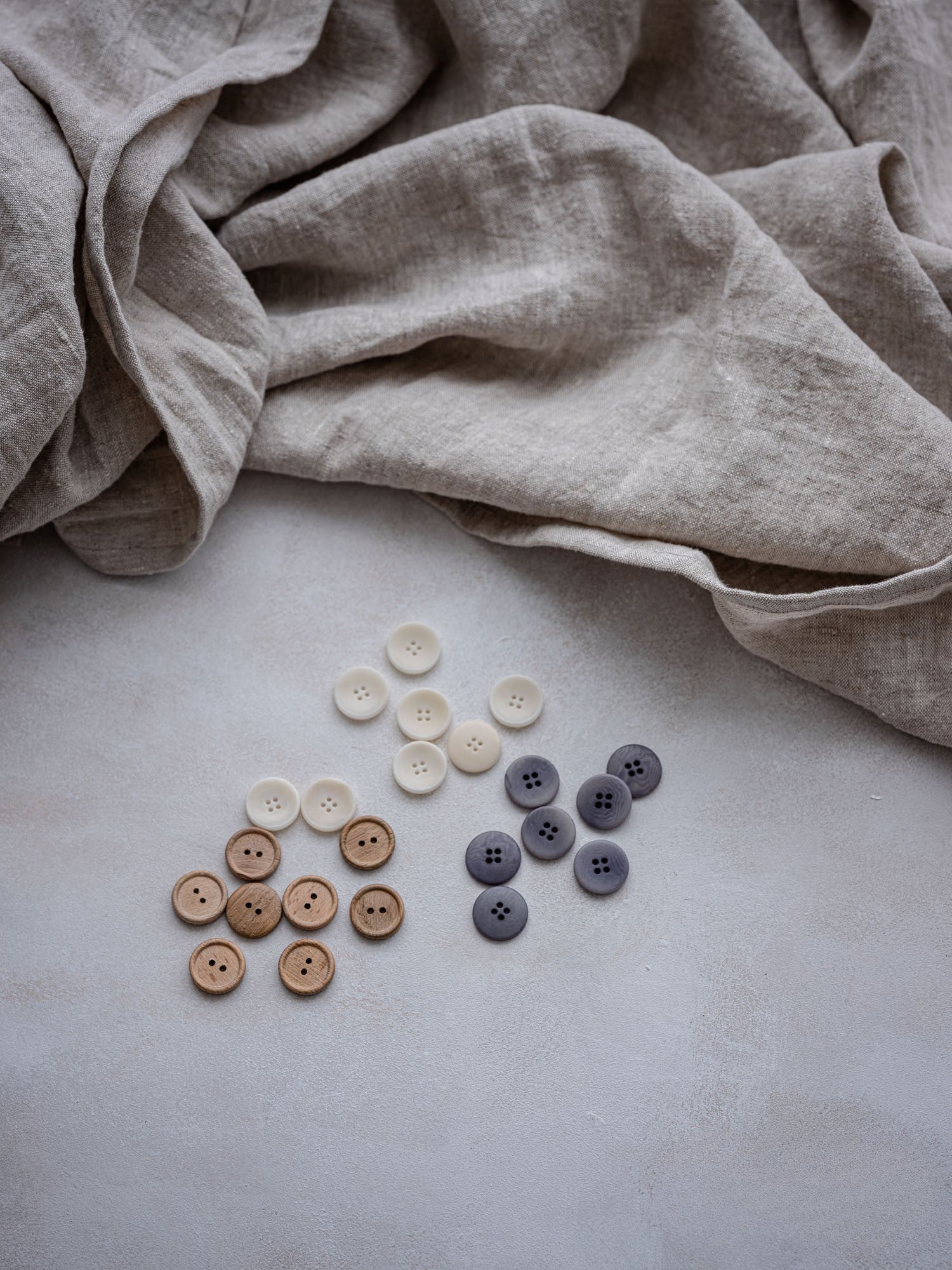 Locker fallende naturfarbene Leinenbettwaesche auf Bett