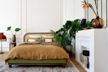 Senfgold Leinenbettwäsche – stilvolle Schlafzimmer-Deko mit Pflanzen