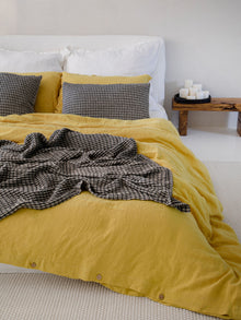 Detailaufnahme Kissen und Duvet in Sonnengelb