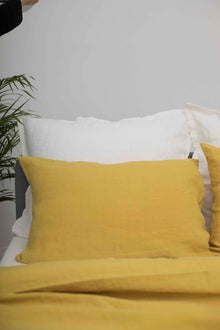 Leinen Bettwaesche Sonnengelb, Nahaufnahme mit Kopfkissen