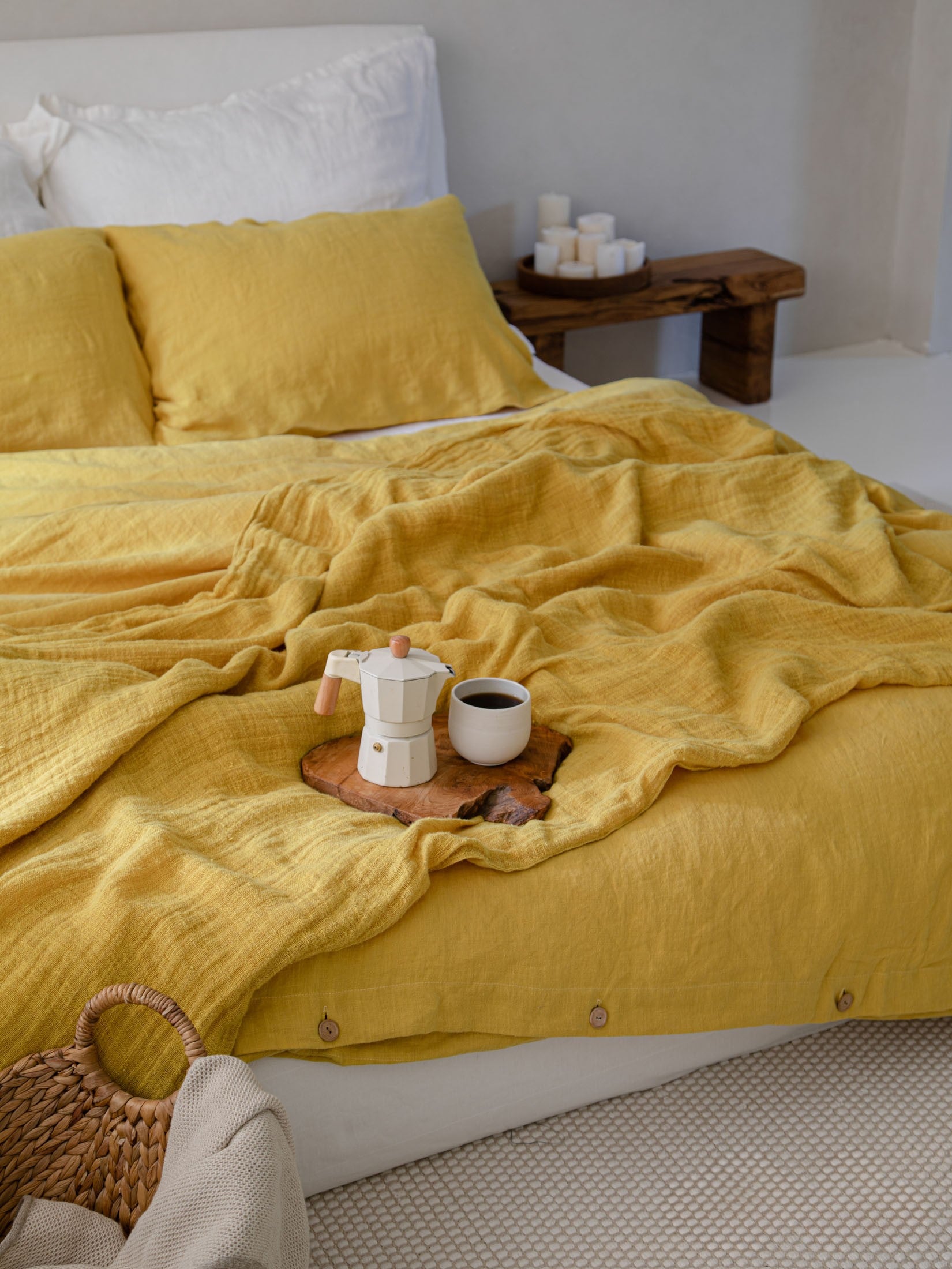 Locker fallende Leinen Bettwaesche Sonnengelb auf Bett, natuerlicher Look