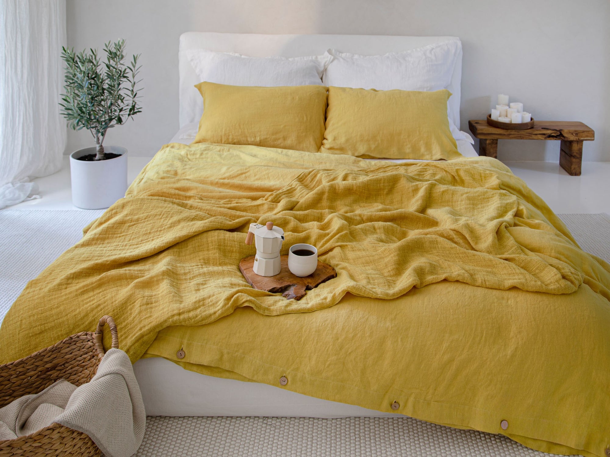 Leinen Bettwaesche Set Sonnengelb auf Bett, komplette Schlafzimmeransicht
