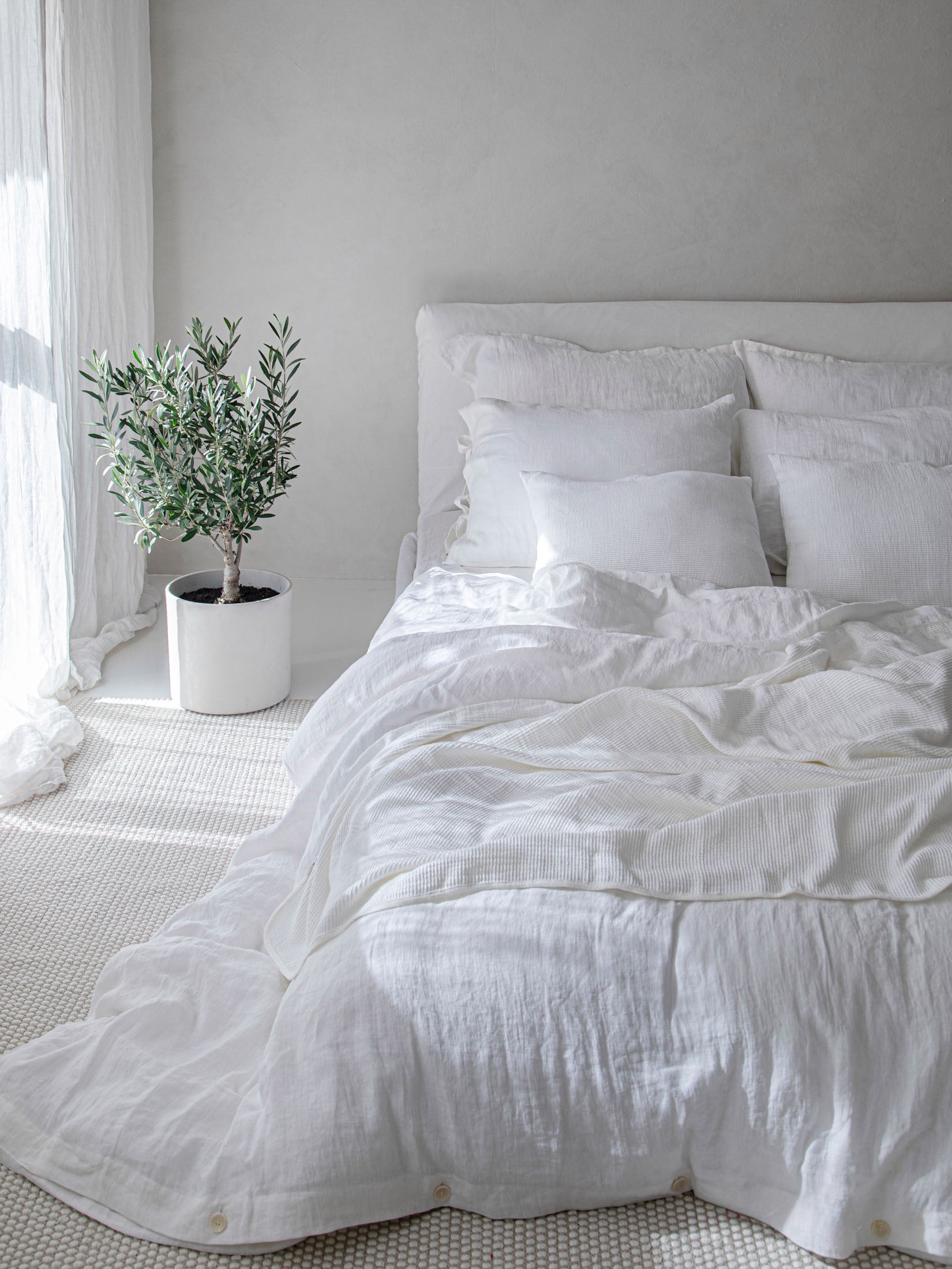 Weisse Leinenbettwaesche Jasmin, Nahaufnahme vom Bett