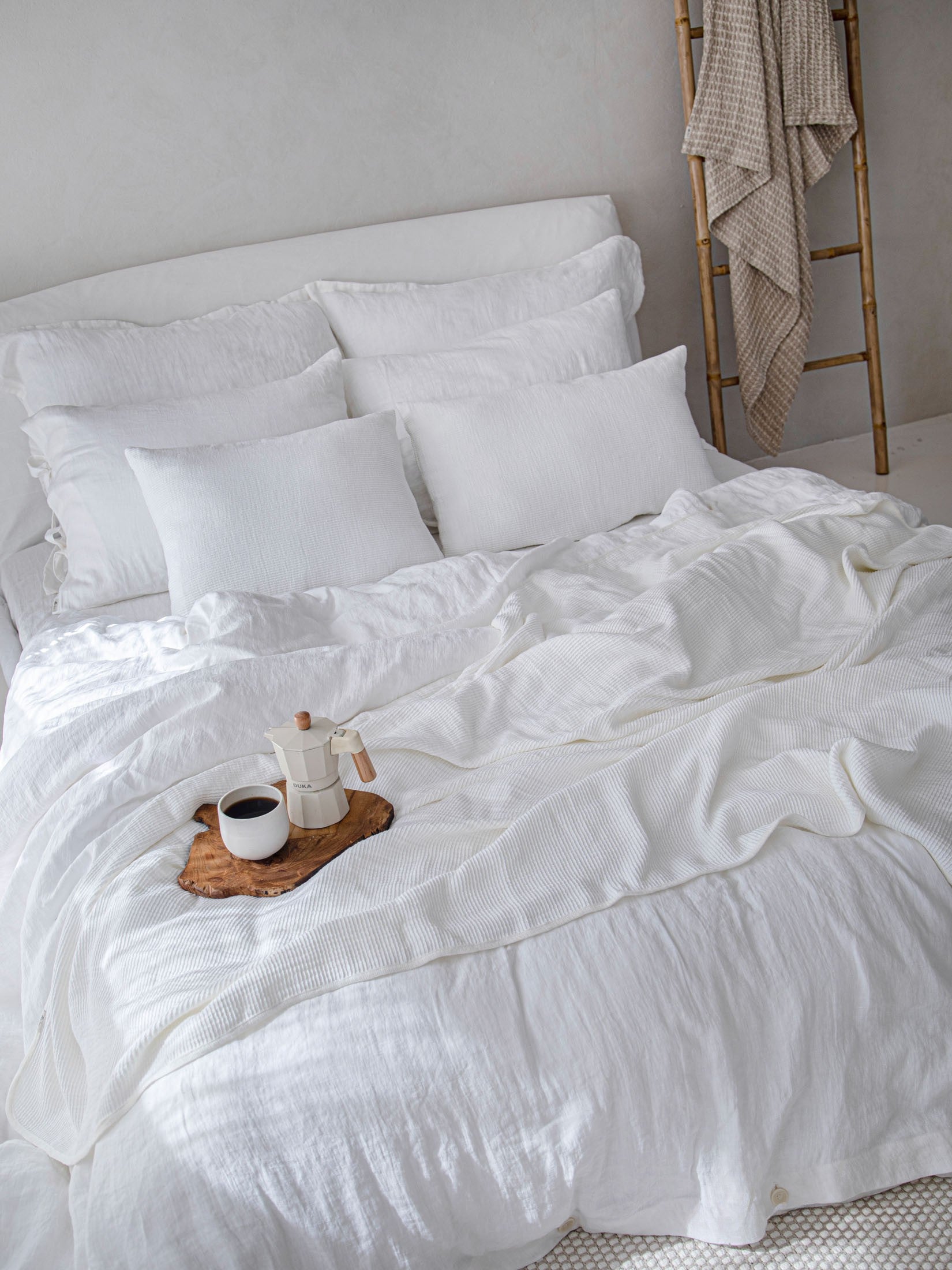 Leinen Bettwaesche Set Jasminweiss, Seitenansicht des Bettes