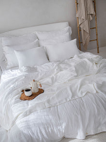 Leinen Bettwaesche Set Jasminweiss, Seitenansicht des Bettes