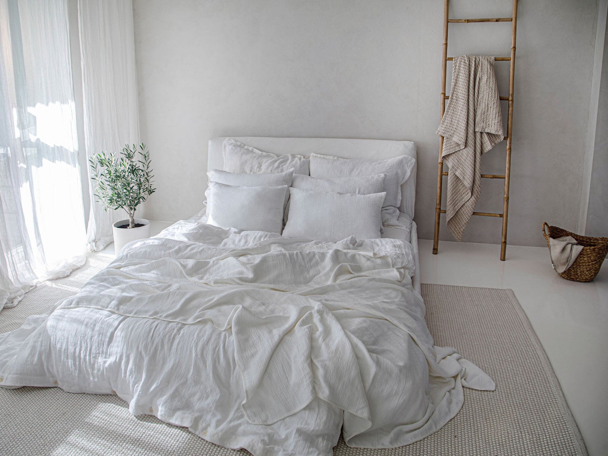 Leinen Bettwaesche Jasminweiss, komplette Schlafzimmeransicht