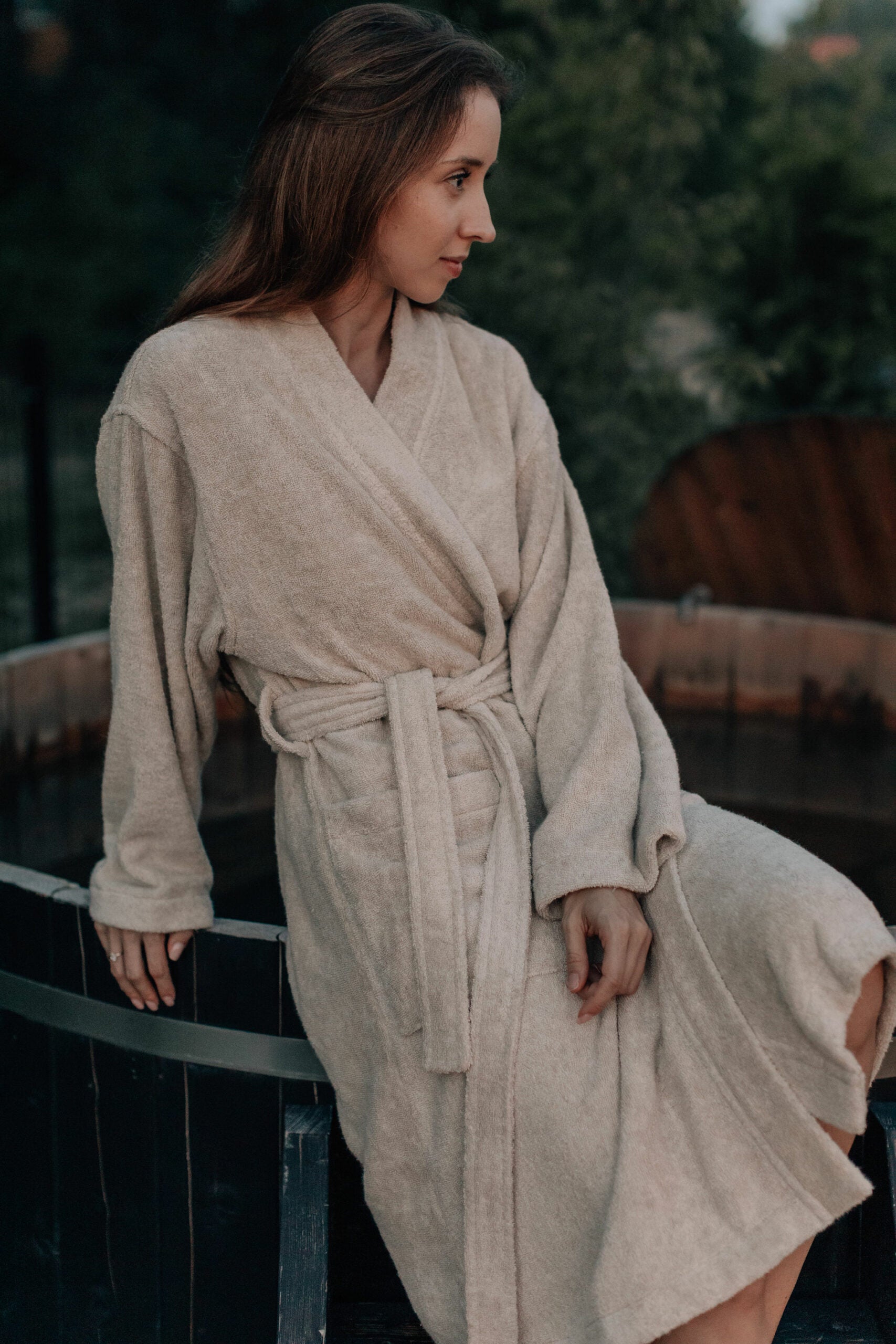 Frau im Leinen Frottee Bademantel, Seitenansicht