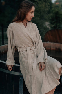 Frau im Leinen Frottee Bademantel, Seitenansicht