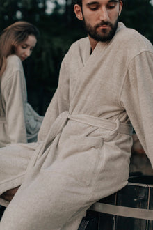 Mann im Leinen Frottee Bademantel, Frontansicht