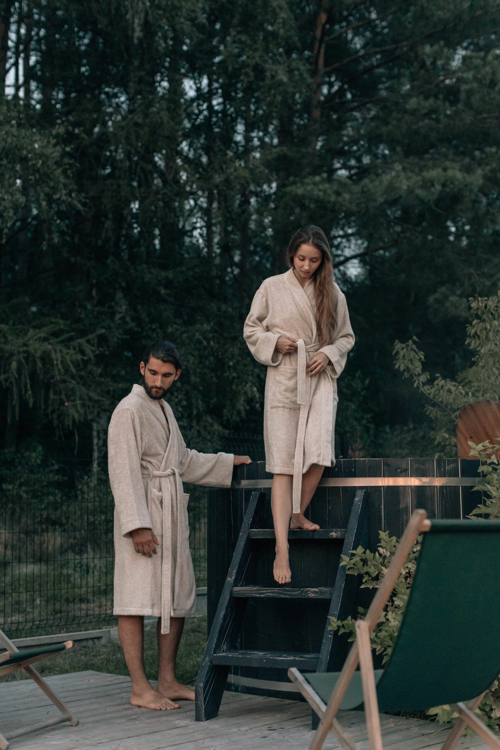 Leinen Frottee Bademantel in Naturfarbe, Model im Freien