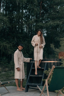 Leinen Frottee Bademantel in Naturfarbe, Model im Freien