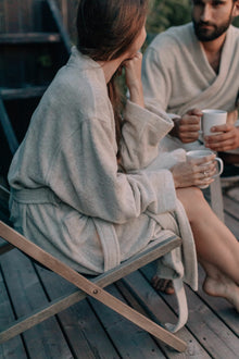 Paar im Leinen Frottee Bademantel, Nahaufnahme