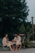 Leinen Frottee Bademantel, entspannte Szene im Freien