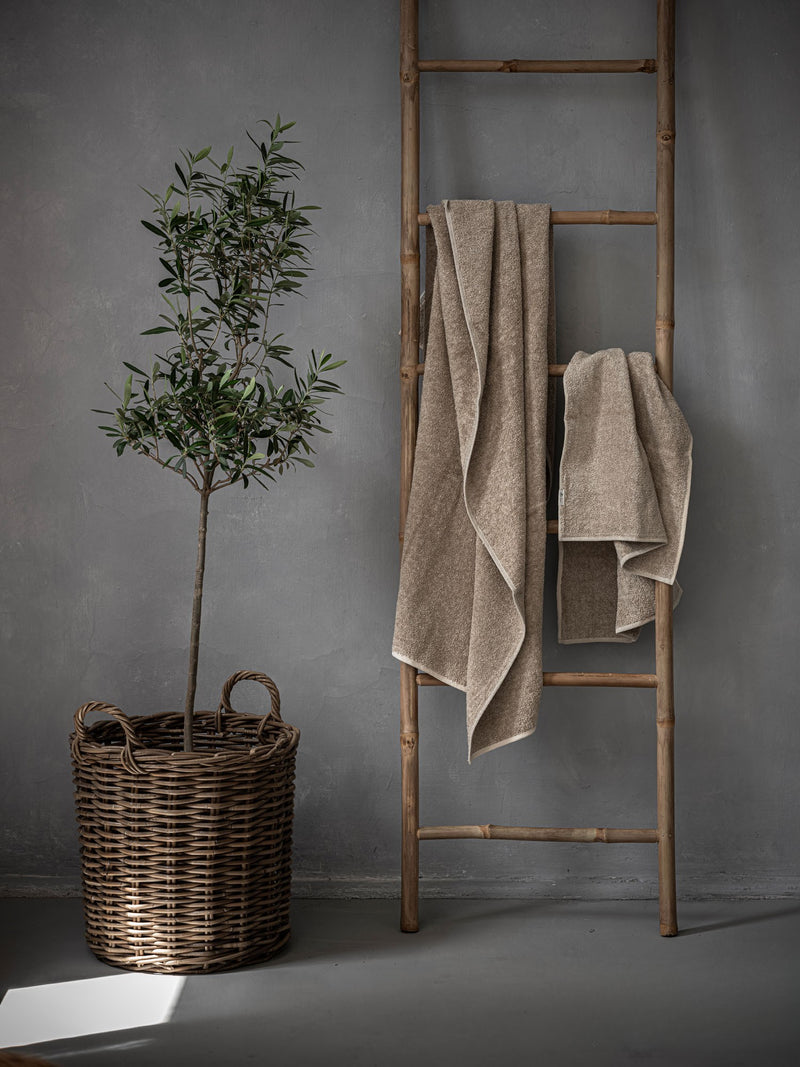 Leinen Frottee Handtuch am Haken hängend
