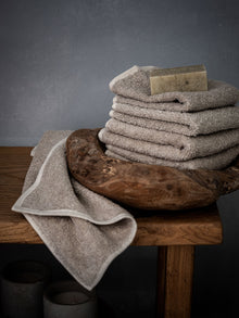 Leinen Frottee Handtuecher Set auf Holzbank