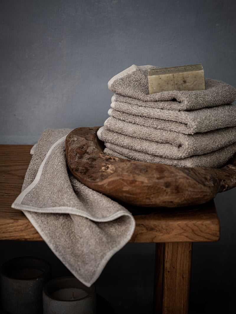 Leinen Frottee Handtuecher Set auf Holzbank