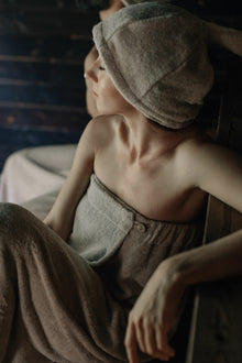 Leinen Saunakilt Frottee, Frau steht in Sauna