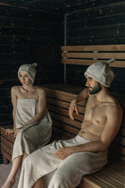 Leinen Saunakilt Frottee, Mann sitzt in Sauna