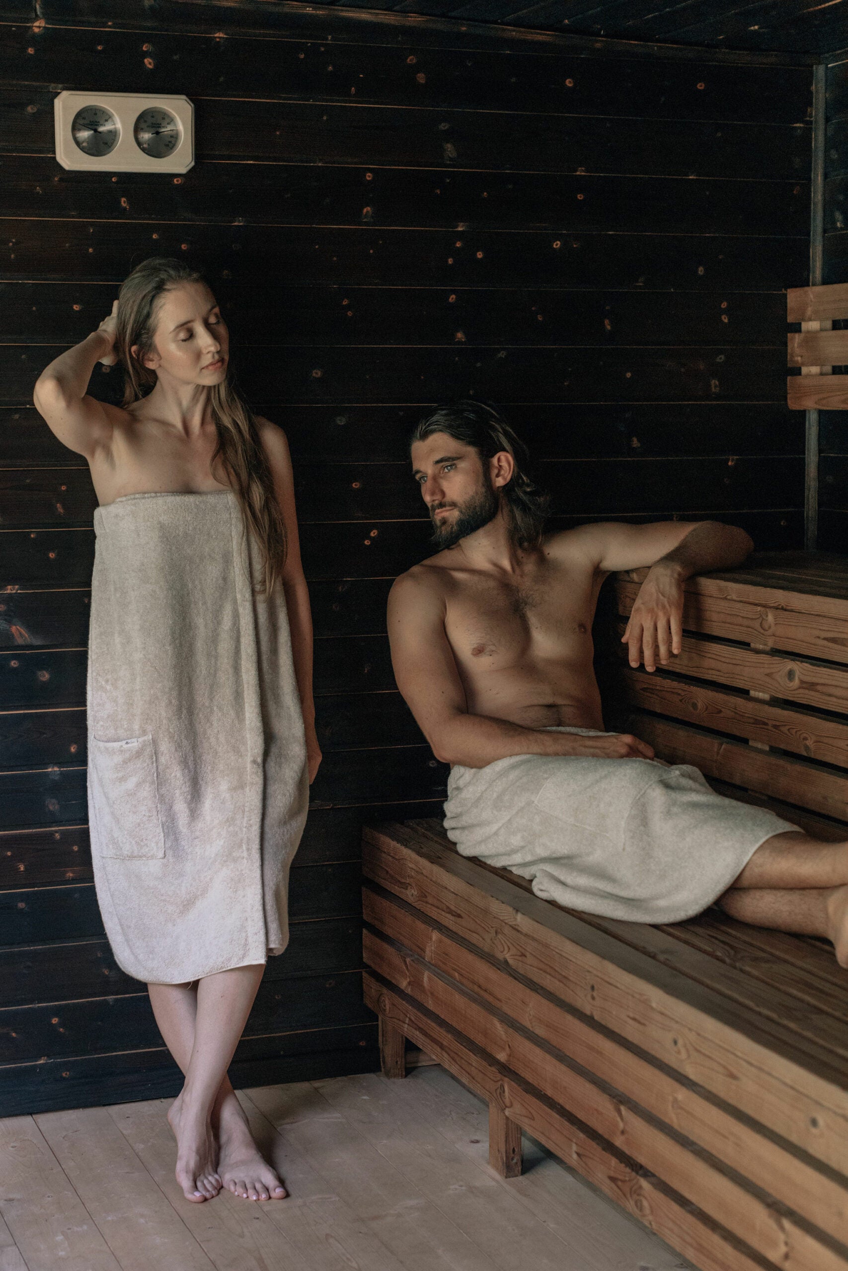 Leinen Saunakilt Frottee, Mann und Frau in Sauna