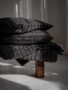 Anthrazitfarbene Leinen Tagesdecke, Nahaufnahme vom Bett