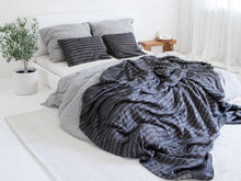 Anthrazitfarbene Leinen Tagesdecke, komplette Schlafzimmeransicht