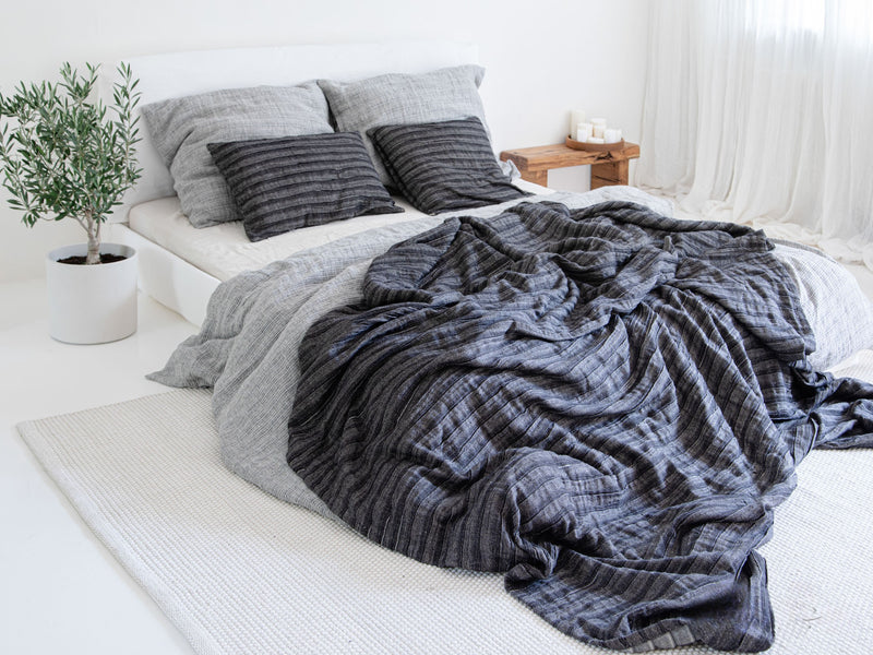 Anthrazitfarbene Leinen Tagesdecke, komplette Schlafzimmeransicht